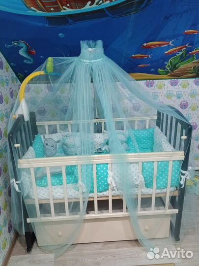 Детская кроватка с маятником и ящиком