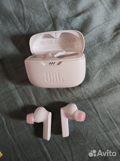 Продаю наушники JBL