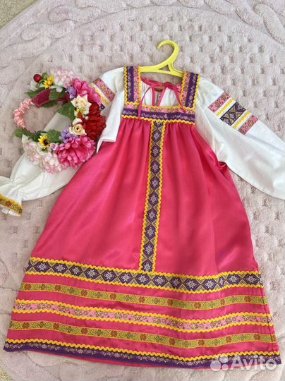 Русский народный костюм и венок