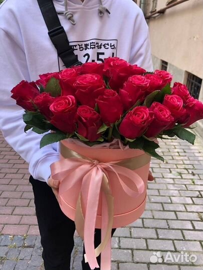 Букет из 45 малиновых роз в шляпной коробке