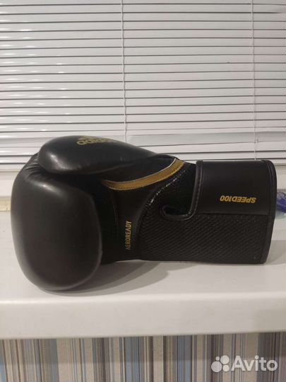 Боксерские перчатки 10 oz adidas BK/GD