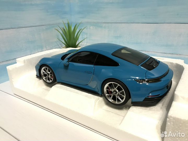 Porsche 911 GT3 Touring (992) 1/18 Miami blue