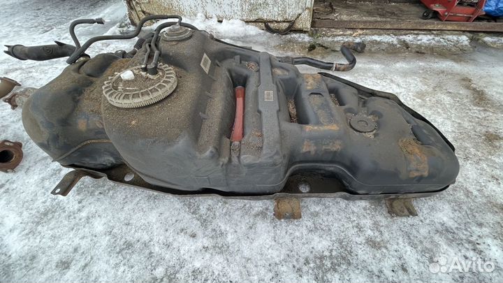 Топливный бак Toyota Land Cruiser 200