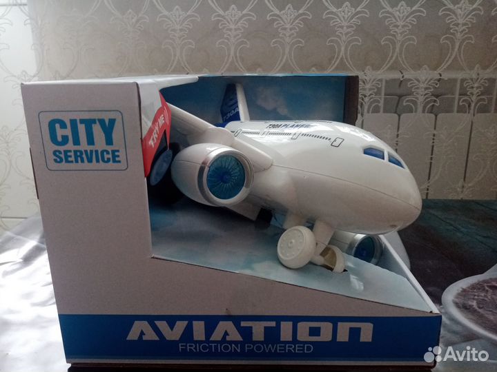 Игрушка самолет-модель на батарейках