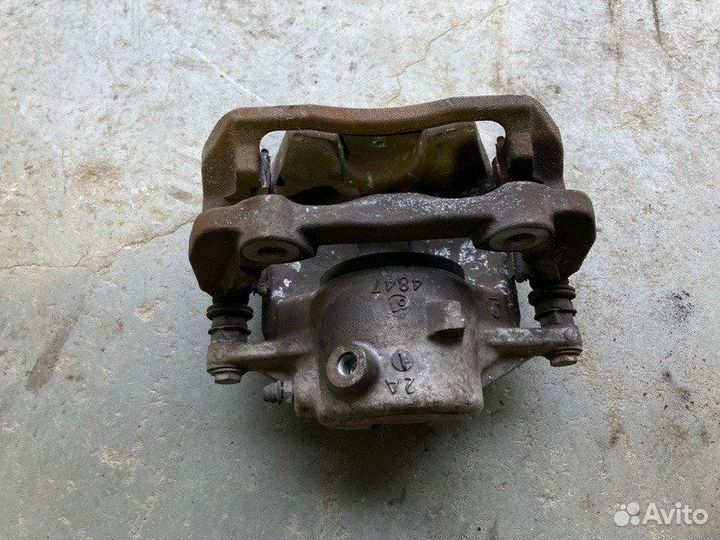 Суппорт передний левый Mercedes-Benz C-Class W204