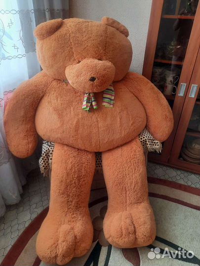 Большой плюшевый медведь