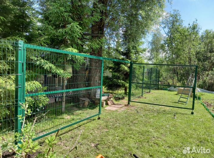 Забор из 3D сетки с металлическими столбами качест
