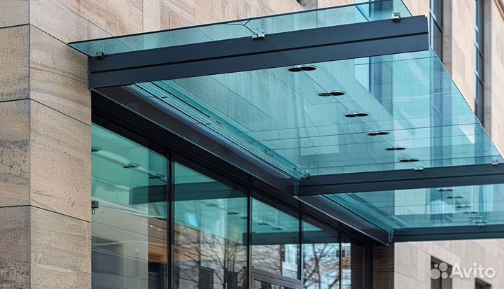 Стеклянный навес над входной дверью