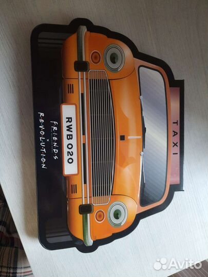 Палетка теней revolution friends taxi