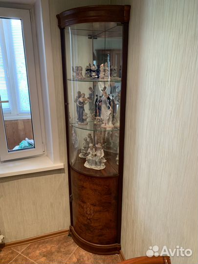 Стильная стеклянная витрина