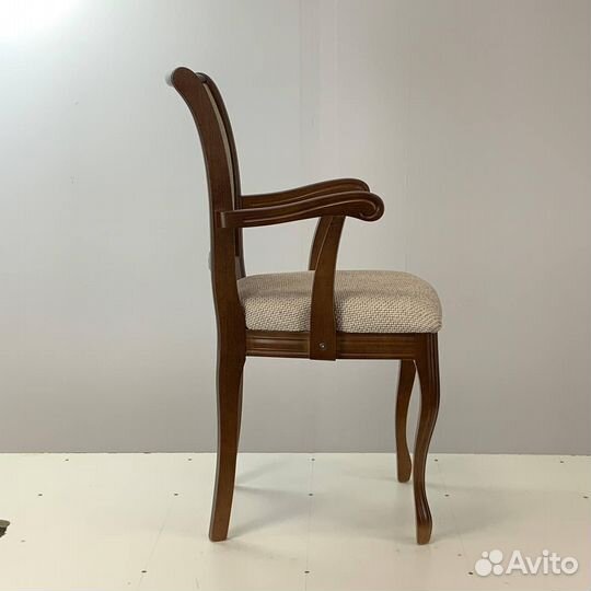 Кресло с подлокотниками 