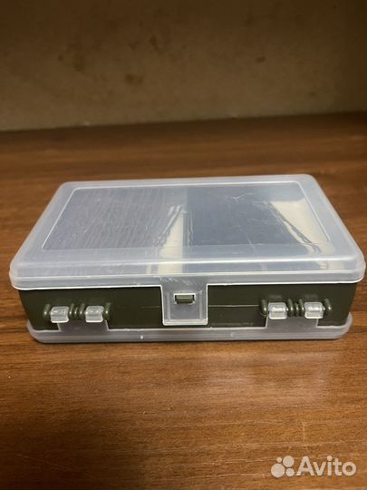 Невидимки и шпильки и контейнер