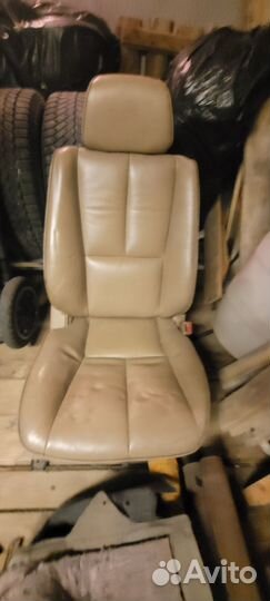 Кожаные сиденья с электрорегулировкой и подогревом