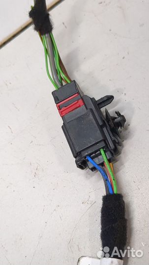 Амортизатор крышки багажника левый Audi Q3 2018