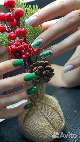 Модель на маникюр