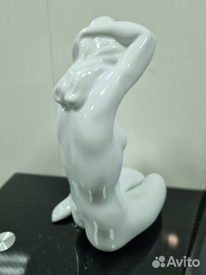 Статуэтка обнажённой девушки, дефект