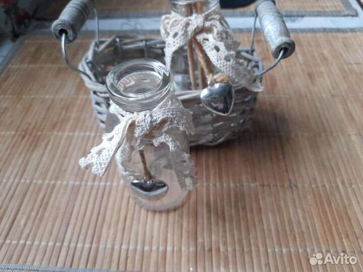 Мини декор. корзиночка со стеклянными бутылочками