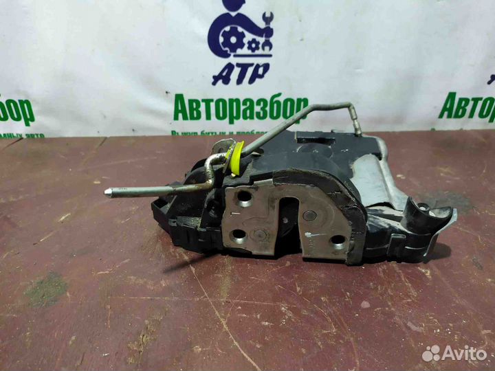 Замок двери передней левый Toyota Prius