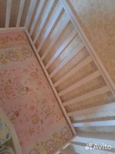 Детская кроватка с матрасом и маятиками