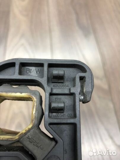 Кронштейн радиатора нижний левый боковой Bmw 3