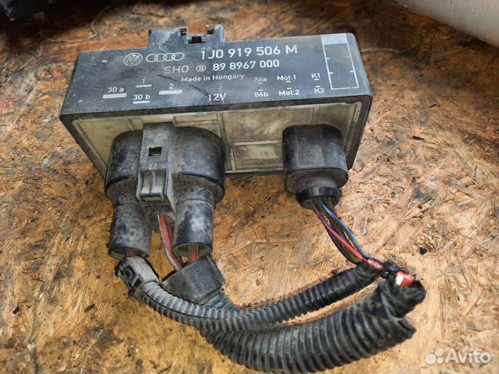 Реле электровентилятора Skoda Octavia (A4) рест