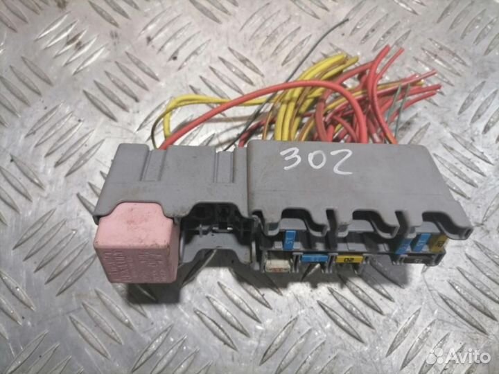 Блок предохранителей Renault Scenic 2003 2009