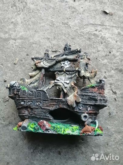 Аквариум, и кнему лампа и караблик