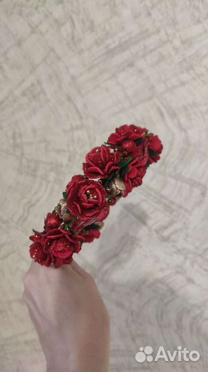 Ободок с красными цветами