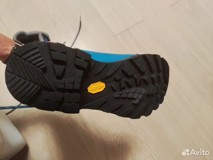 Трекинговые ботинки женские lowa