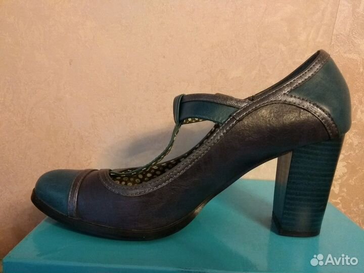 Тфли темно зеленого цвета с пряжкой 37 размер