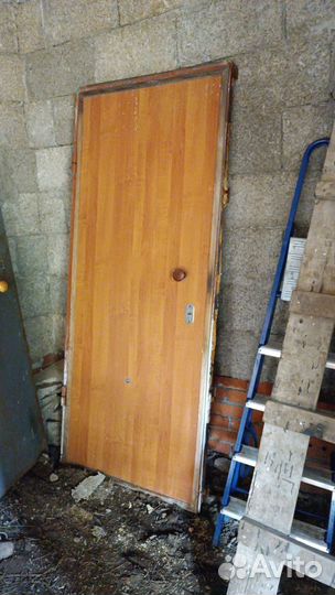 Продается дверь входная металлическая