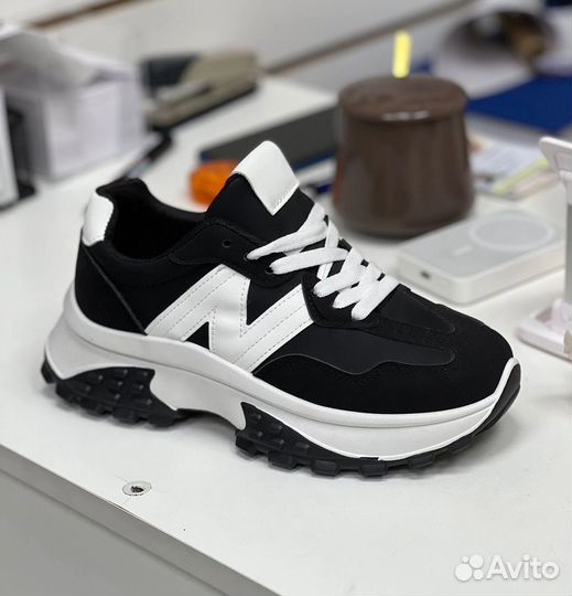 Кроссовки женские