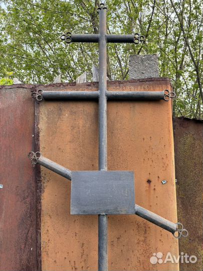 Металлический крест на могилу