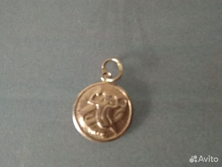 Золотой кулон знак 