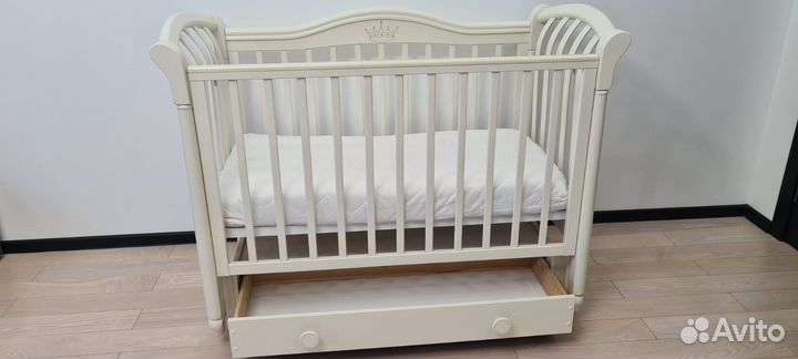 Детская кроватка с маятником и ящиком