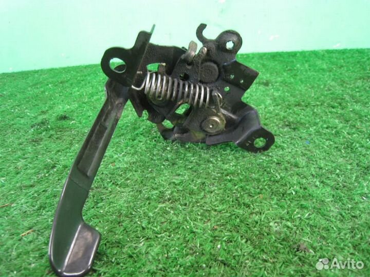 Замок капота Toyota Yaris P13 2015