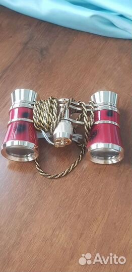 Красный бинокль театральный