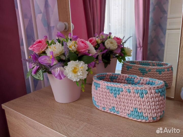 Корзина из трикотажной пряжи и букет