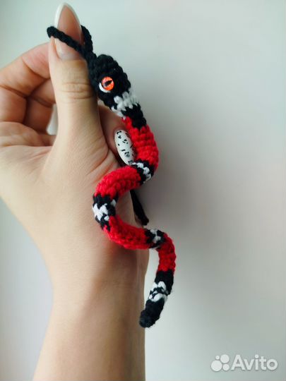 Вязаная змейка брелок/ обвес /подвеска символ года