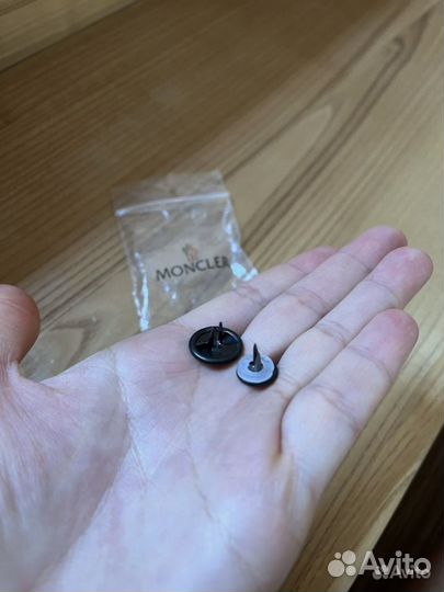 Кнопка (пуговица) для одежды Moncler