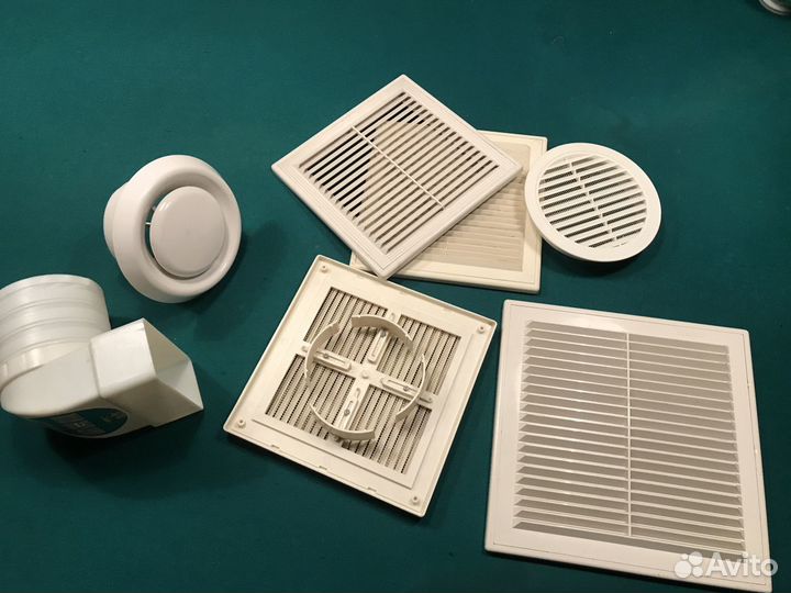 Вентиляционные решётки и вентилятор на вытяжку