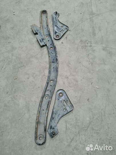 Передний подрамник с кронштейном глушителя Focus 3