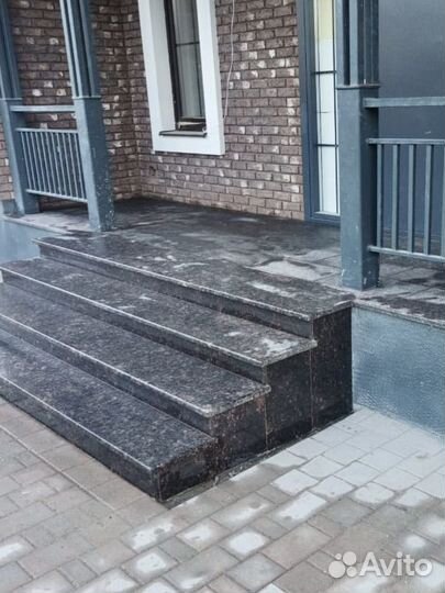 Входная группа из коричневого гранита