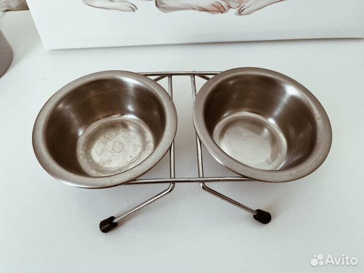 Лежанка и миски для собаки маленькой породы