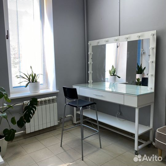 Гримерный туалетный столик (стол доя макияжа)