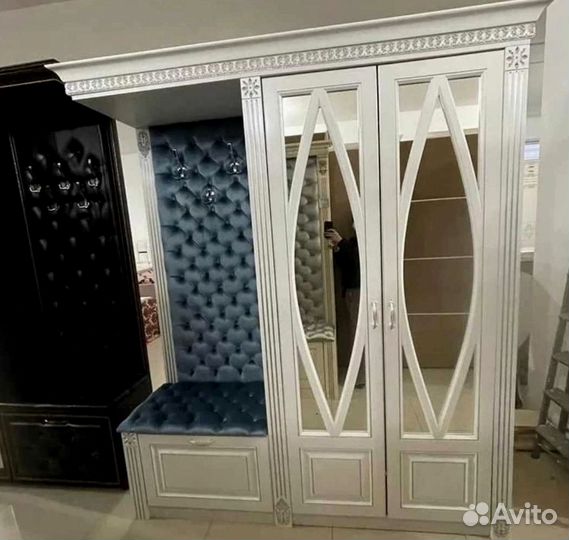 Очень красивый шкаф в прихожую Барокко