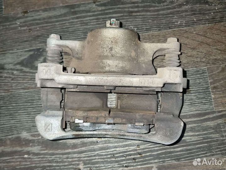 Суппорт передний левый правый Nissan Qashqai J11