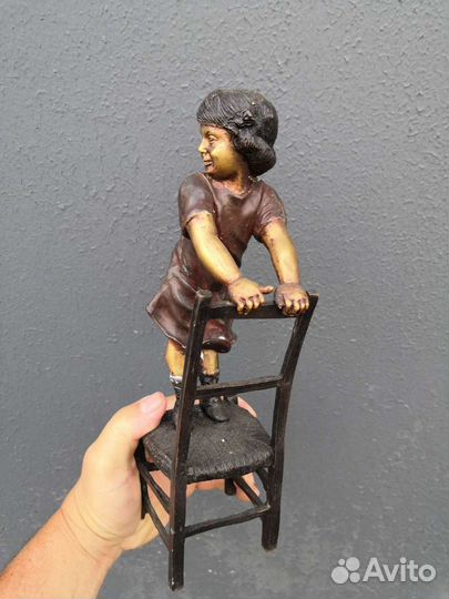 Девочка бронза на стуле европа 28см