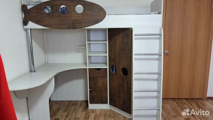 Детский уголок с кроватью и столом