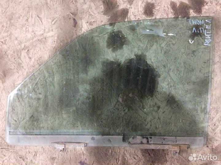 Стекло передней левой двери Mitsubishi Montero Sport